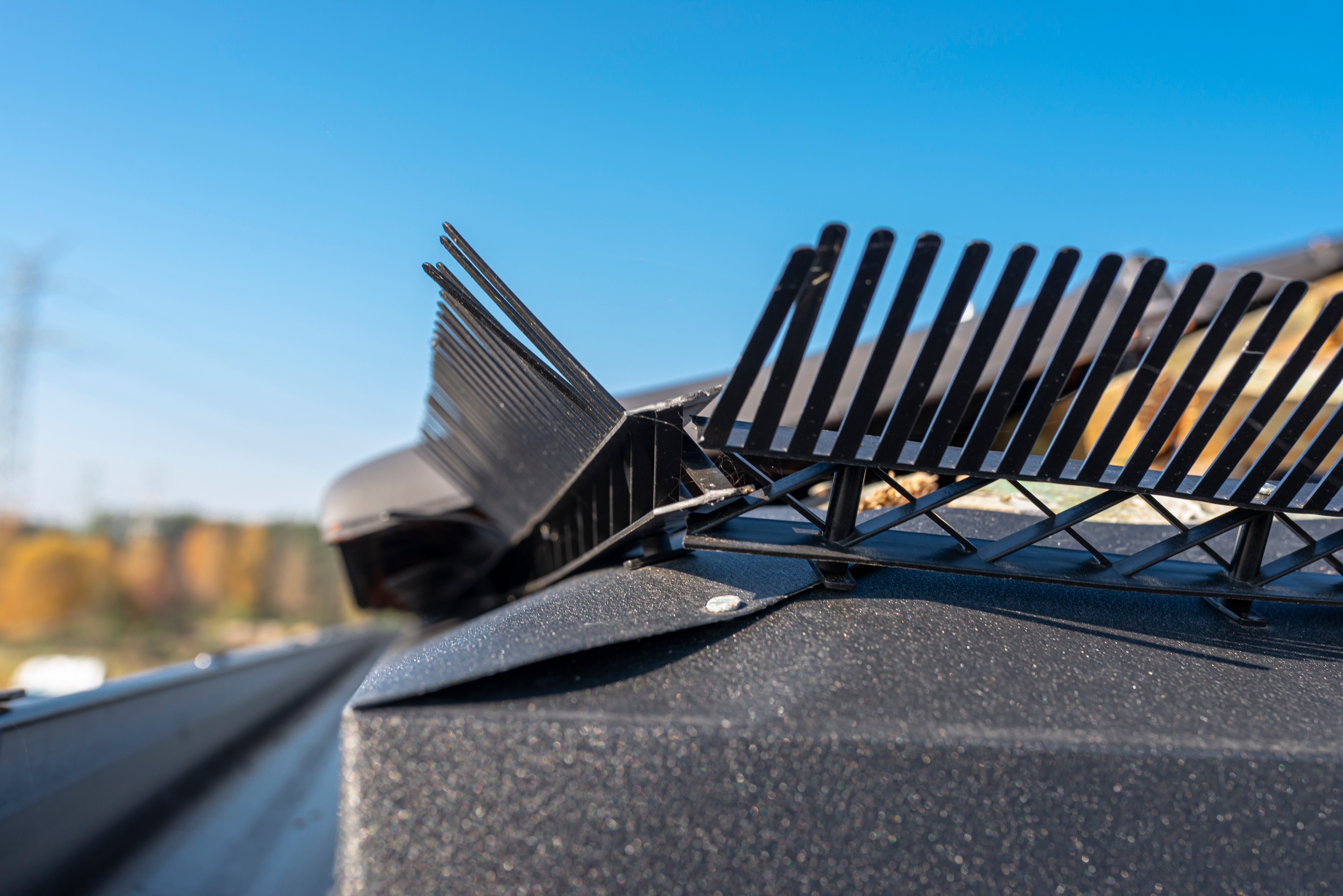 Service toiture Installer ou rénover l’habillage de sous-toiture, sous-face et cache-moineaux pour une finition esthétique et durable